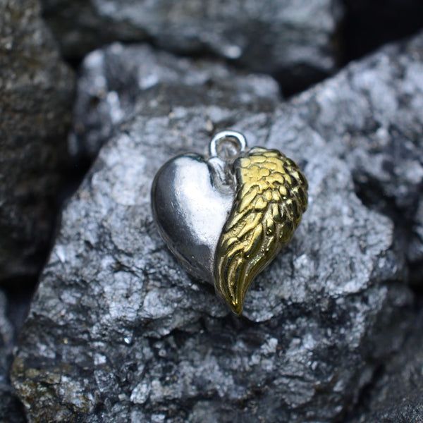 Сребърен медальон 925 „Ангелско сърце“ – символ на обич и закрила