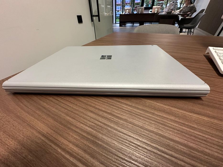 Microsoft Surface Book 2 15 inch schimb cu Macbook