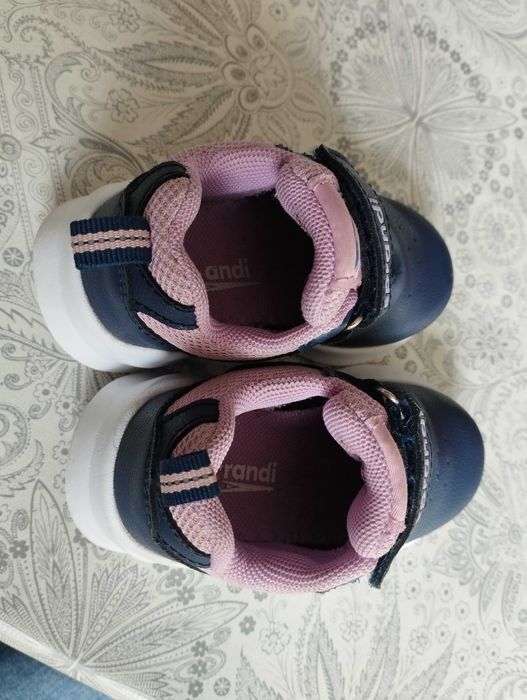 Продавам бебешки маратонки sprandi 22 номер