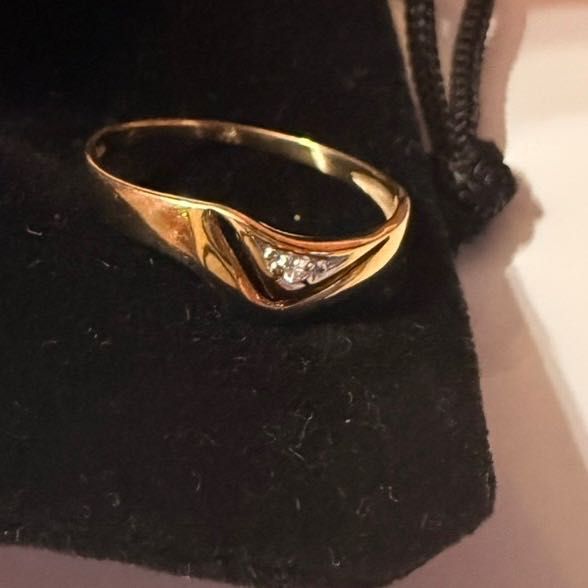 Златен пръстен с цирконий