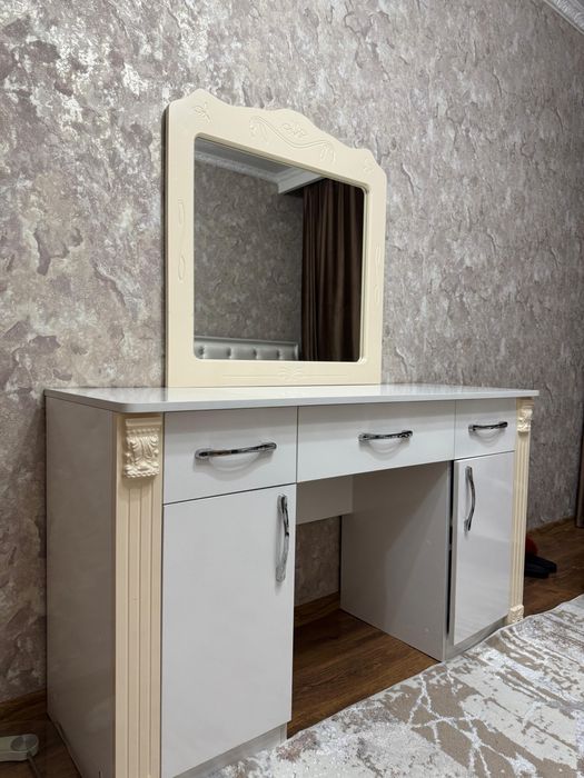 Продам туалетный столик