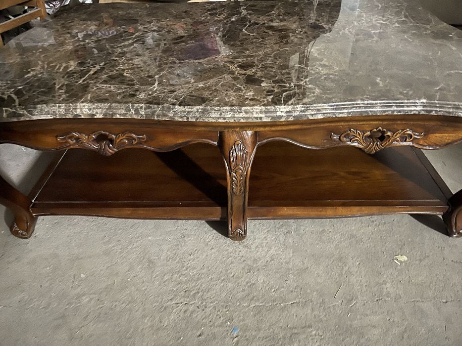 Продаётся красивейший стол,дерево/мрамор