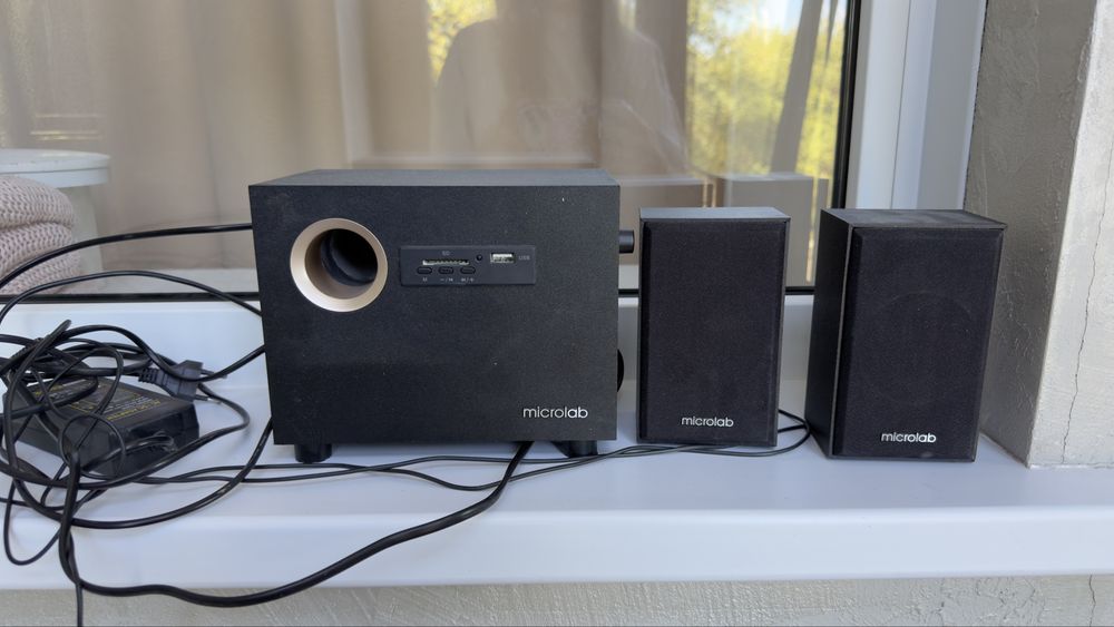 Microlab M-105R, система 2.1 — сабвуфер + 2 сателлита.
