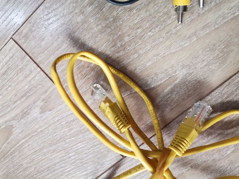 Провода с разными разъемами.