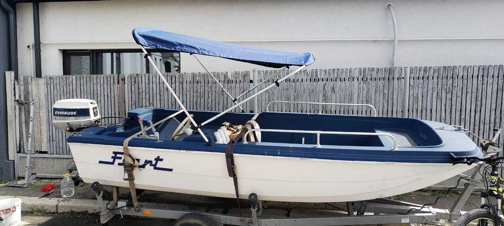 Vind sau schimb cu autoturism barca trimaran cu motor