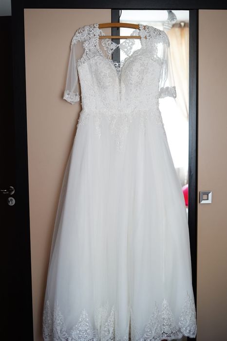 Vând Rochie de Mireasa + Voal,Crinolină și Saculeț
