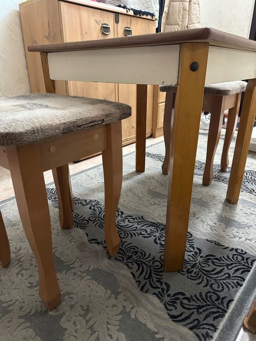 Продается стол со стульями