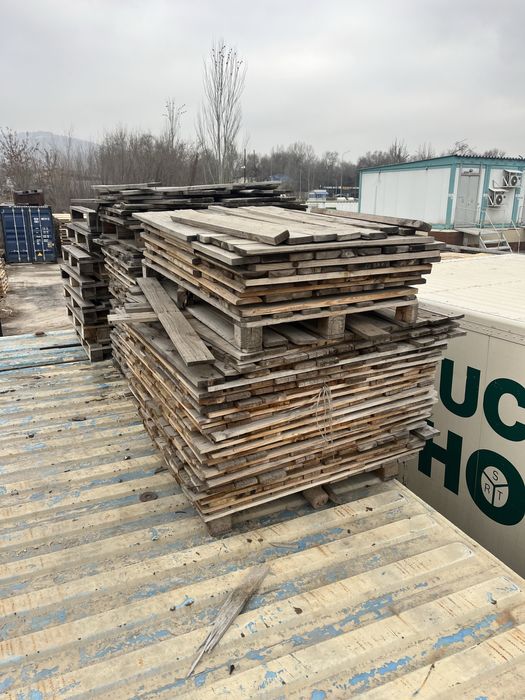 Деревянные поддоны, дрова и отрезки досок