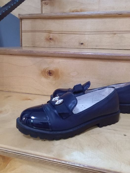 Продам  школьные туфли