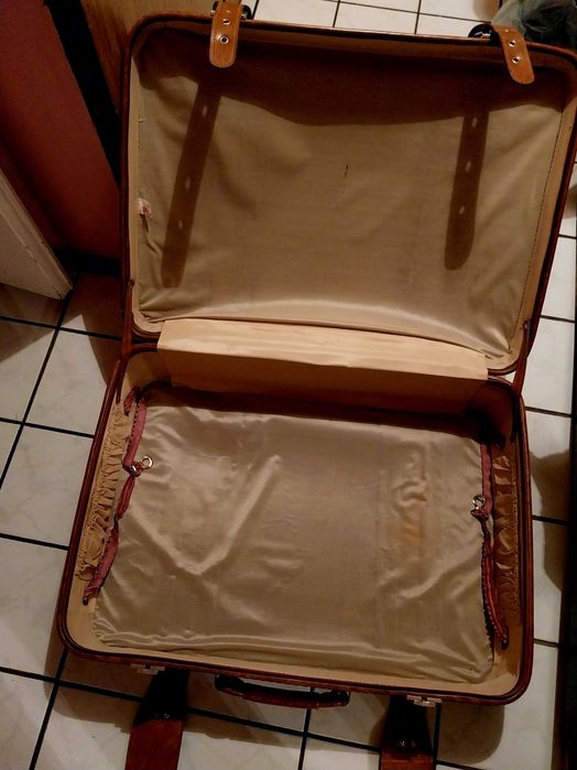 Куфар от изкуствена кожа