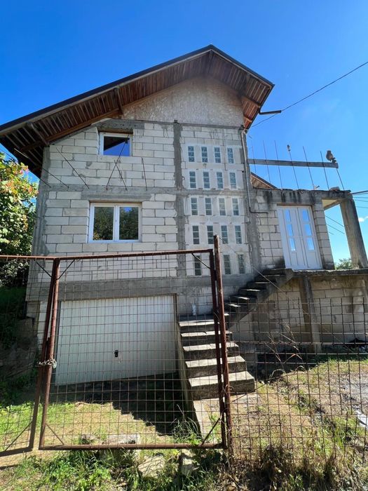 Casa+teren 6 camere+4 băi zona Pucioasa