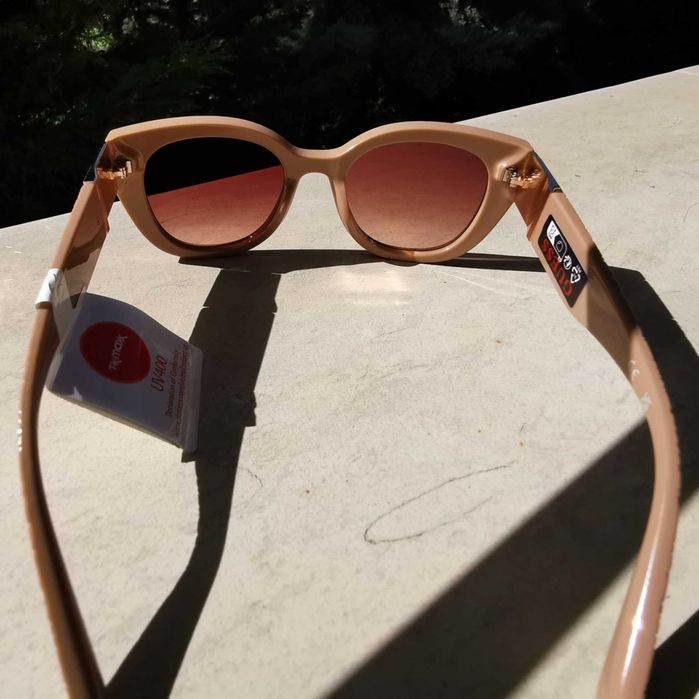 Нови Guess слънчеви очила в телесен цвят с акценти от розово злато