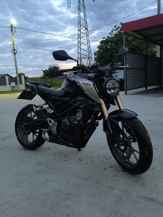 Vând honda cb125r