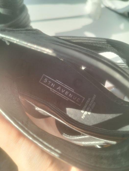 Високи черни токчета