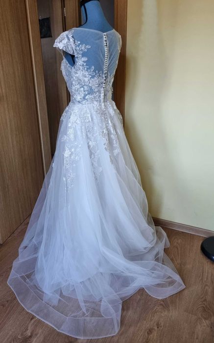 Дантелена сватбена / булчинска рокля с флорални детайли