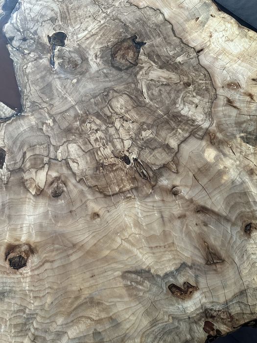 Холна маса от масив орех с епоксидна смола