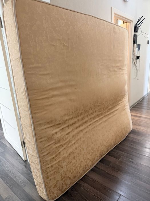 отдам даром тумбочки и матрас