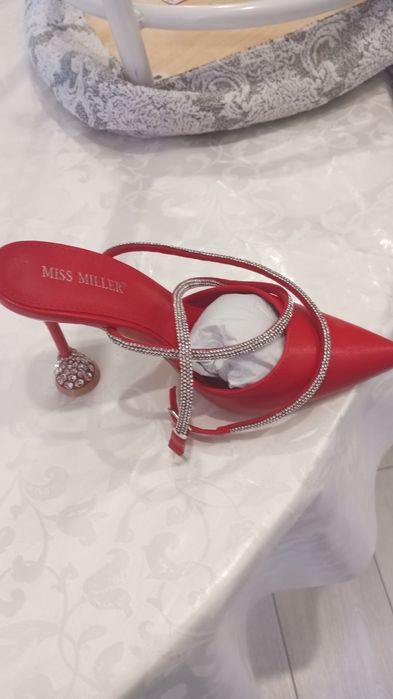 Туфли красные и черный