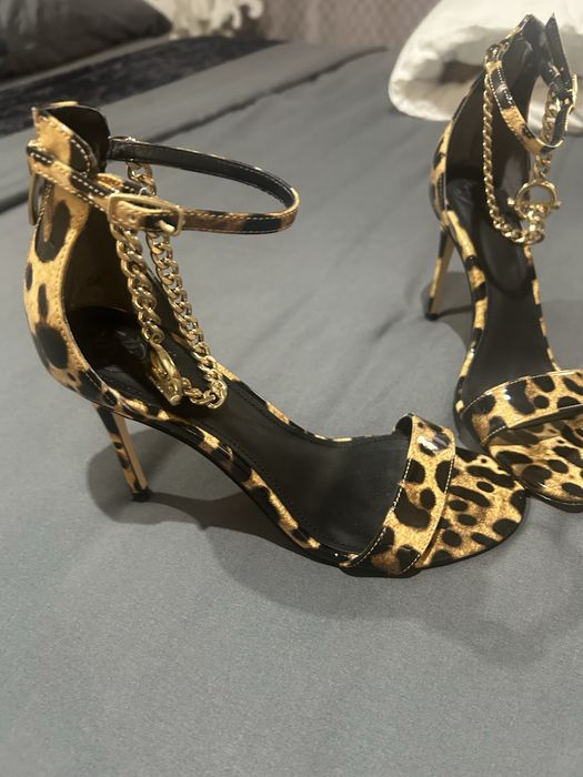 Страхотен сандал на Guess 37