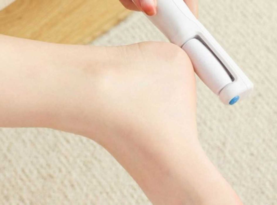 Електрическа пила за пети с две степени на въртене и две приставки