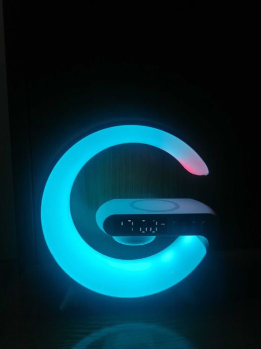 Настолен часовник с зарядна станция