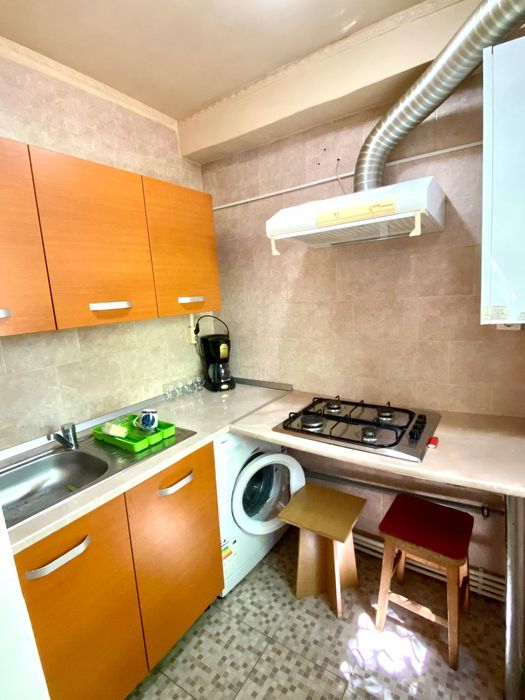 Închiriez apartament cu 2 camere, parter