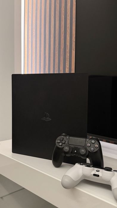 Playstation 4 pro ( два джойстика + fifa )