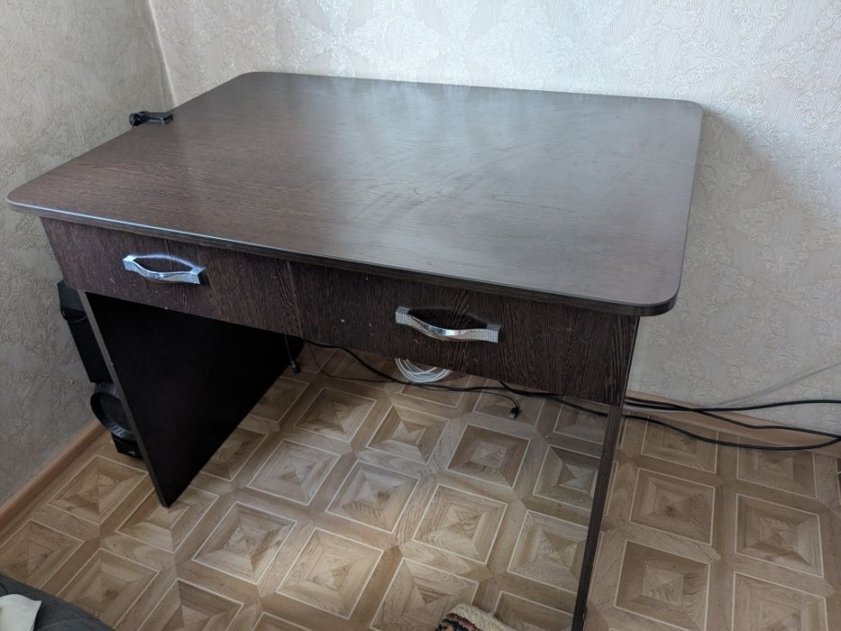 Продам письменный стол 97х70х75