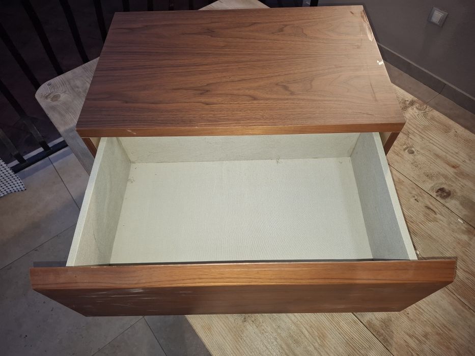 Vând noptieră cu un sertar