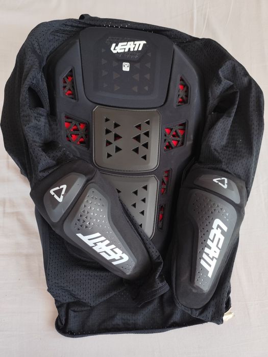 Защитна ризница LEATT (M/L)