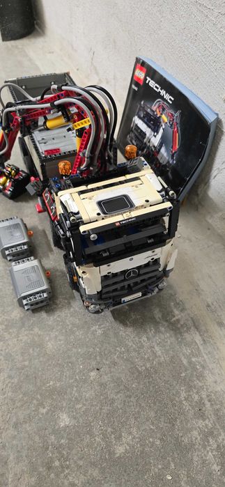 Lego Mercedes-Benz Arocs + lighting kit + 2 battery box 42043 2в1