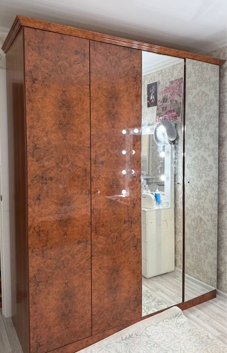 Продам шкаф большой и кровать.