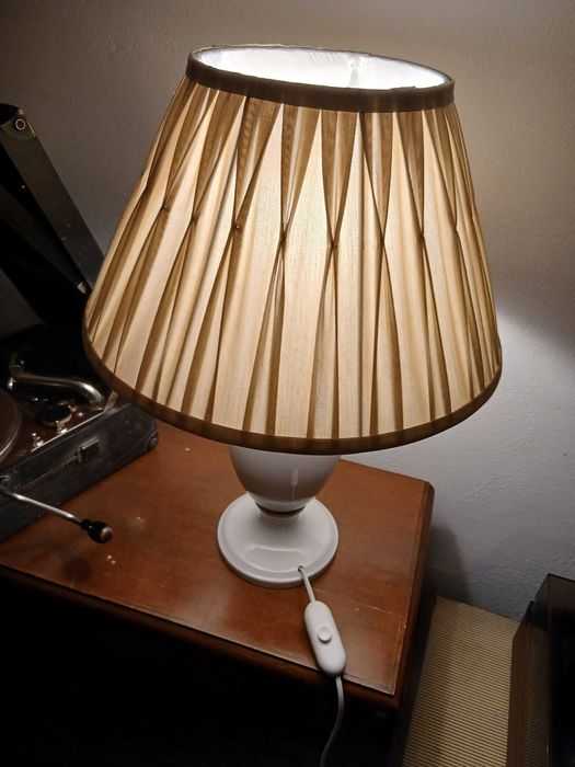 Lampă electrică din porțelan