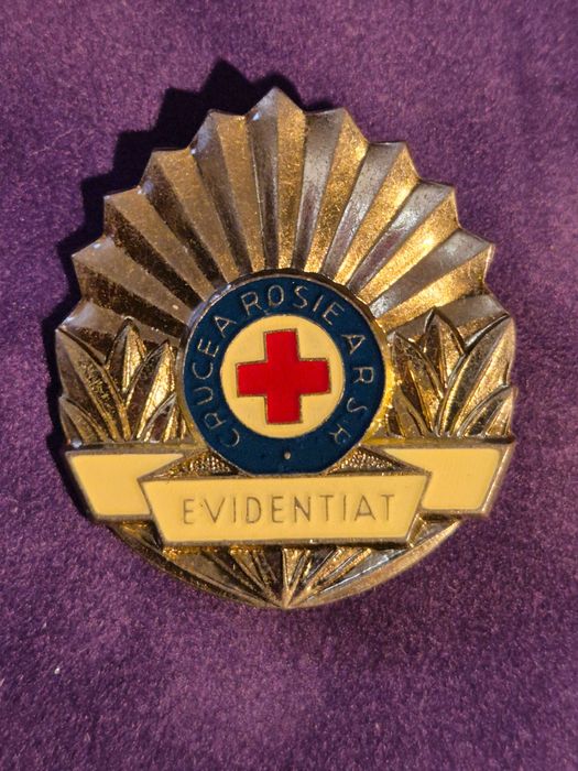 Vand pentru colectionari  3  Insigne și distincții medicale românești din perioada comunistă