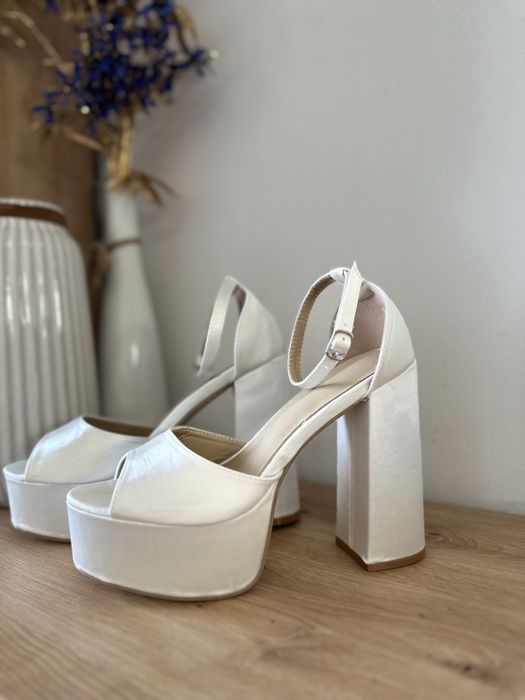 Високи обувки с платформа