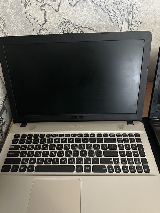 Два ноутбука asus