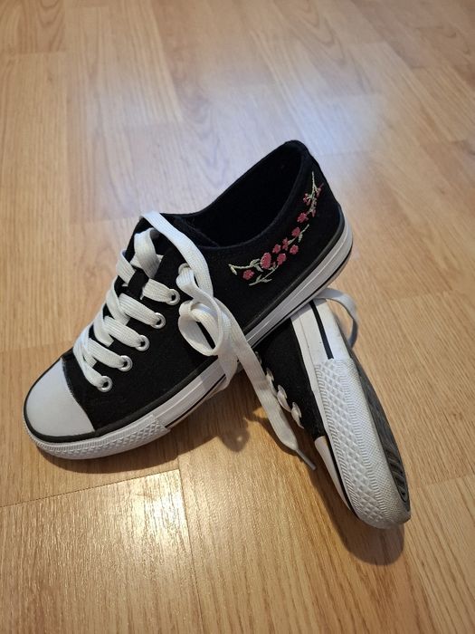 Teniși cu broderie SINSAY