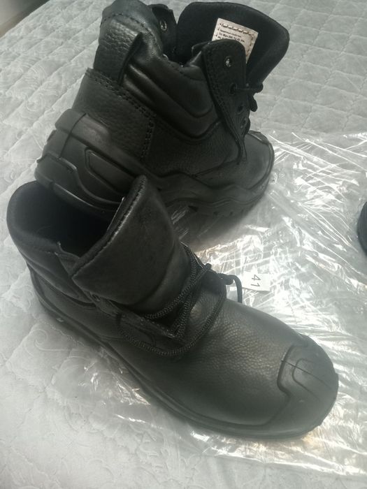 Продам рабочую обувь.