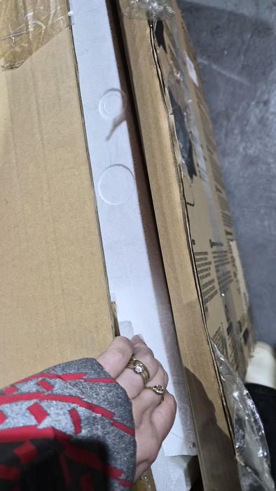 Masă de înfășat Badabulle, montaj pe perete, nouă, nefolosită.