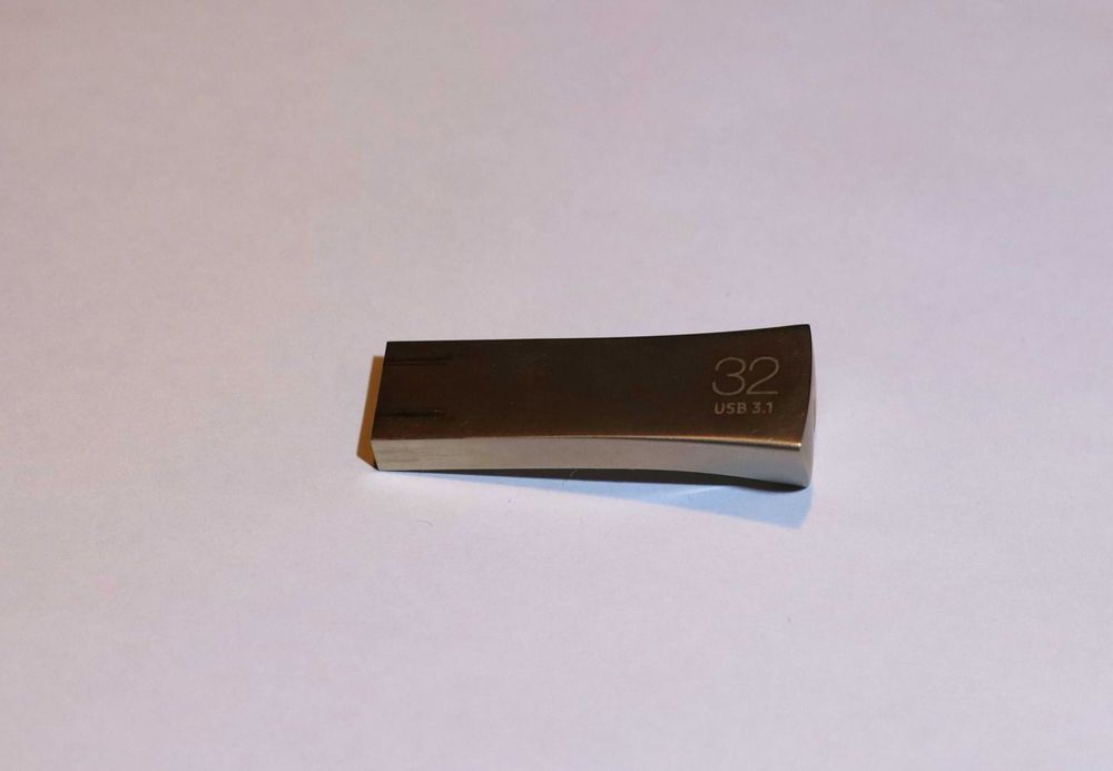 Флешка Samsung BAR Plus (USB 3.1) 32 ГБ— Стильный металлический корпус