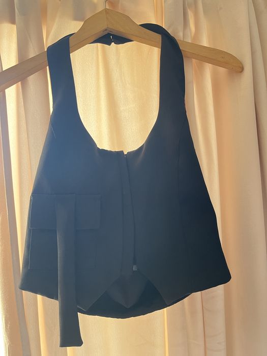 Елегантен черен топ с открит гръб.