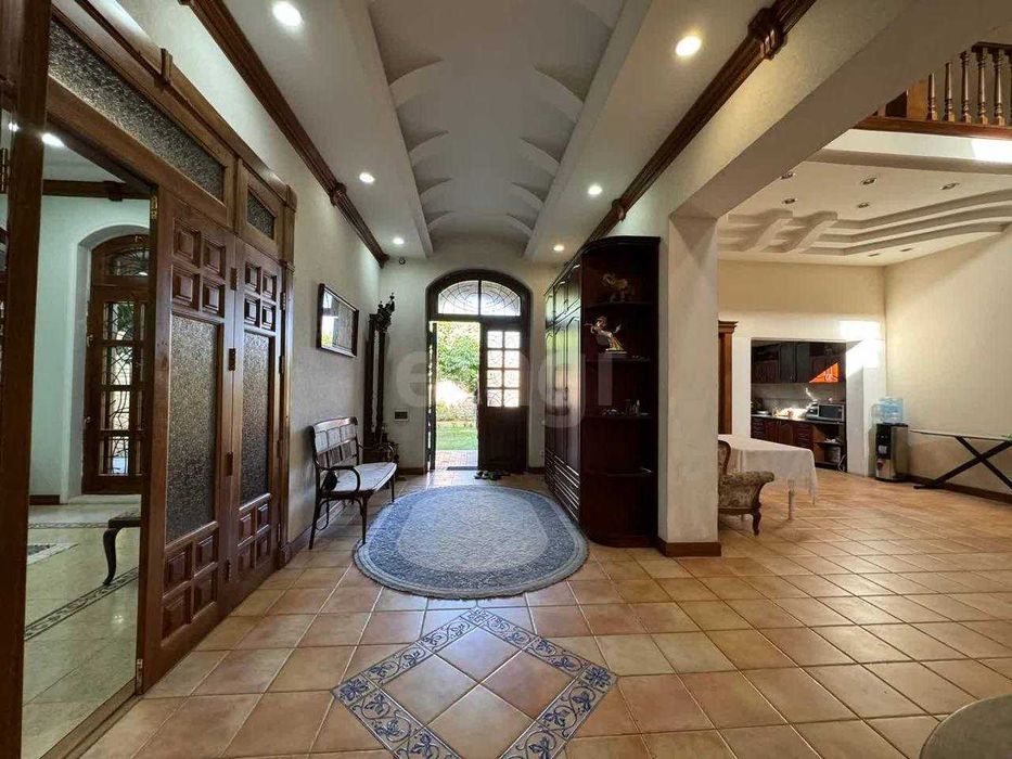 Продается добротный угловой дом в центре Ташкента.