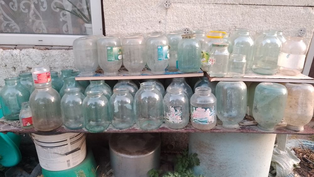 Банки продаю трёх литровые