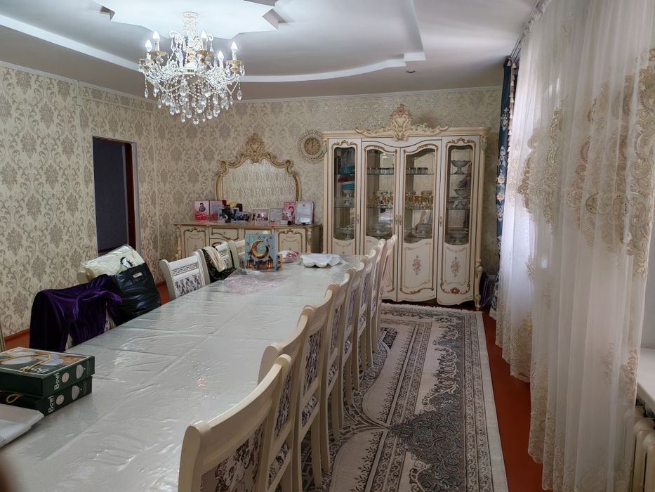 Коммунизмде үй сатылады