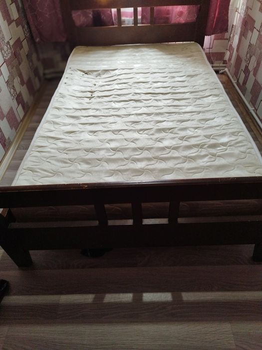 Кровать с матрасом