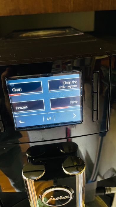 Продавам кафеавтомат JURA E6 с Bluetooth (Smart Connect)