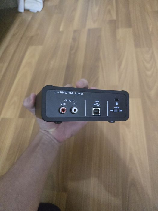 Срочно почти новое:аудиокарта Behringer U-Phoria UM2 и наушники HPS300