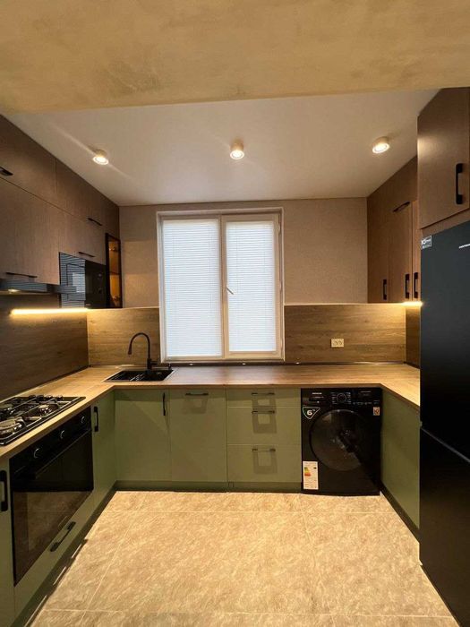 Сдаётся 2 ком 4/9 Максим Горький рядом метро!!