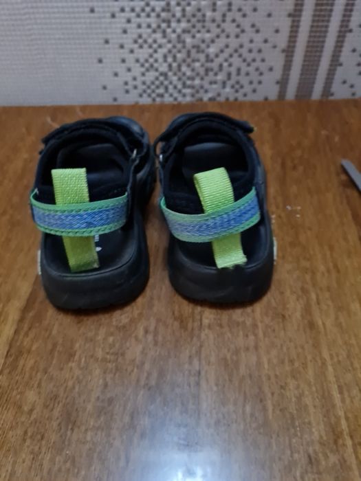 Продам обувь детскую