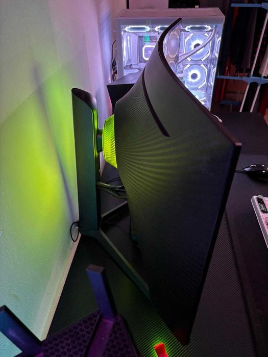 Monitor Samsung Odyssey G7 32 240Hz 1440p + cadou Logitech G502 Hero